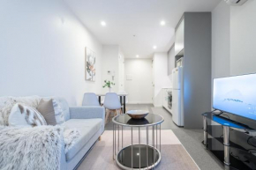 Experience The Heartbeat Of Melbourne Cbd 1br